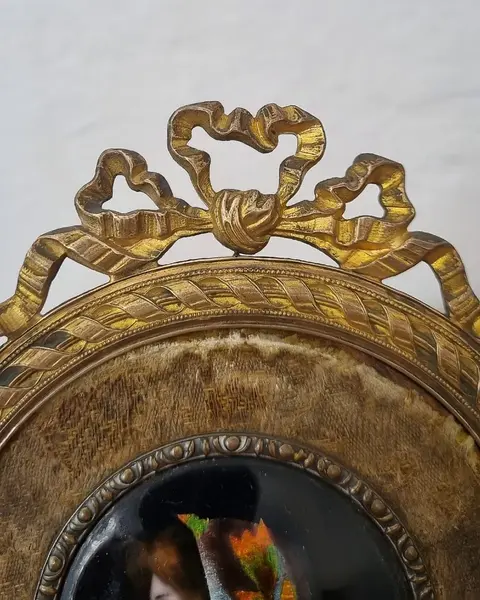 Foto de um(a) Miniatura Antiga Dama Emoldurada - Pintura, da categoria de Pinturas. Antiga miniatura de mesa com moldura dourada e pintura em esmalte. No início do século XX, em meio ao requinte da Belle... Mostrado de uma perspectiva diferente. Vendido no marketplace Trésors.