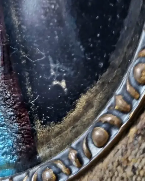 Foto de um(a) Miniatura Antiga Dama Emoldurada - Pintura, da categoria de Pinturas. Antiga miniatura de mesa com moldura dourada e pintura em esmalte. No início do século XX, em meio ao requinte da Belle... Mostrado de uma perspectiva diferente. Vendido no marketplace Trésors.