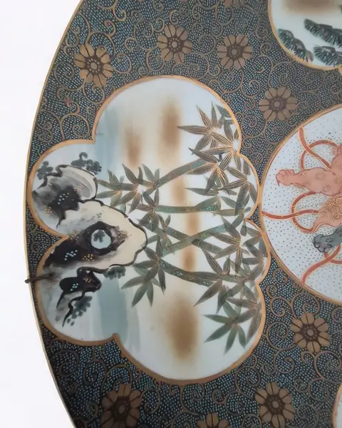 Foto de um(a) Antigo Prato Medalhão Oriental Porcelana Japonesa Séc. Xix. Policromado Oriental, da categoria de Pratos Decorativos. Esse lindo e grande prato medalhão é um belo exemplo de porcelana japonesa do final do século XIX ou início do século XX... Mostrado de uma perspectiva diferente. Vendido no marketplace Trésors.