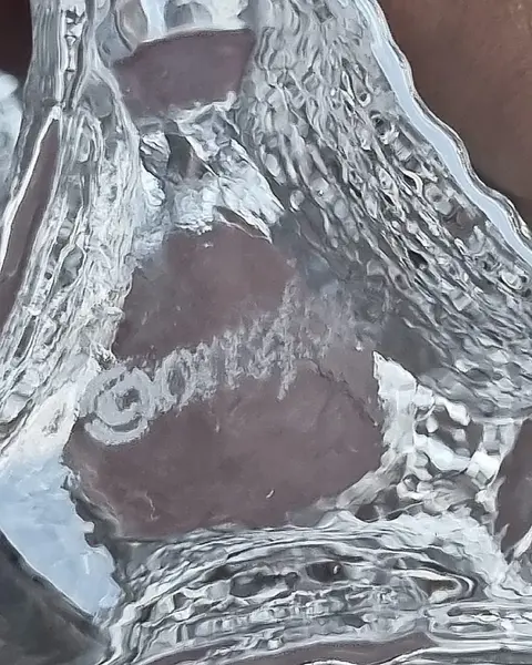 Foto de um(a) Castiçal Orrefors Designer Lars Hellsten - Jogos Olímpicos de 1984, da categoria de Castiçais. Castiçal ´OLYMPIC TORCH´ em cristal sueco Orrefors, projetado por Lars Hellsten para os Jogos Olímpicos de 1984 Lars... Mostrado de uma perspectiva diferente. Vendido no marketplace Trésors.