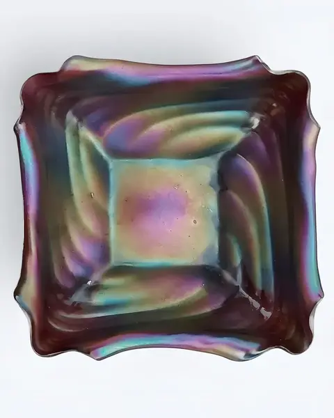 Foto de um(a) Centro De Mesa Em Vidro Artístico Loetz, da categoria de Centro de mesa. A Loetz, fundada em 1836, ganhou notoriedade sob a direção de Maximilian von Spaun, que impulsionou a empresa a se tornar... Mostrado de uma perspectiva diferente. Vendido no marketplace Trésors.