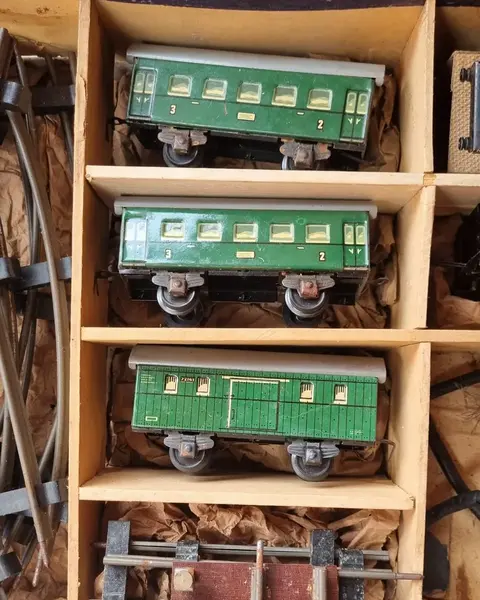 Foto de um(a) Conjunto Vintage De Ferromodelismo Alemão Bub 127/220v, da categoria de Trens de brinquedo. *POR FAVOR LER COM ATENÇÃO* Conjunto de ferromodelismo alemão ´´BUB`` na caixa com manual original.Karl Bub foi um pioneiro... Mostrado de uma perspectiva diferente. Vendido no marketplace Trésors.