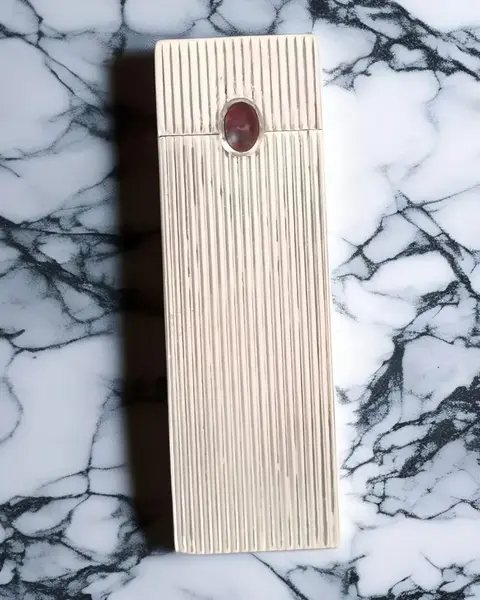 Foto de um(a) Antigo Porta Batom em Prata De Lei, da categoria de Produtos sem categoria. Porta-Batom em Prata 800 & Ametista: O Luxo nos Detalhes Porta-batom em prata italiana de teor 800. Este acessório é... Mostrado de uma perspectiva diferente. Vendido no marketplace Trésors.