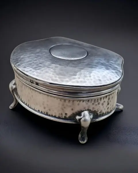 Foto de um(a) Caixinha Eduardiana em prata Inglesa Esterlina, da categoria de Cestos e Caixas. Rara Joia da Ourivesaria Inglesa: Caixinha Eduardiana em Prata Esterlina (1909) Mais do que uma simples caixa para anéis e... Mostrado de uma perspectiva diferente. Vendido no marketplace Trésors.