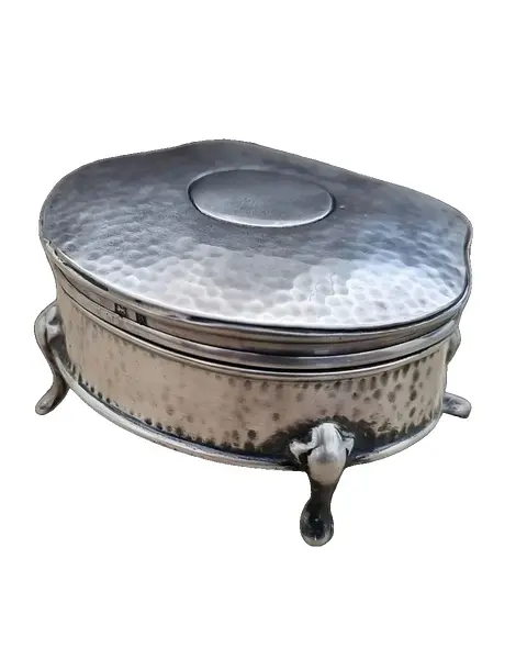 Foto de um(a) Caixinha Eduardiana em prata Inglesa Esterlina, da categoria de Cestos e Caixas. Rara Joia da Ourivesaria Inglesa: Caixinha Eduardiana em Prata Esterlina (1909) Mais do que uma simples caixa para anéis e... Vendido no marketplace Trésors.