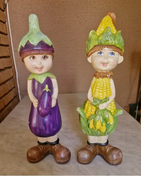 Foto de um(a) Raras Estatuetas Dona Beringela e Sr. Sabugo, da categoria de Modelos e estatuetas. Lindo e raro conjunto de estatuetas decorativas antropomórficas pintadas à mão, representando dois personagens infantis... Mostrado de uma perspectiva diferente. Vendido no marketplace Trésors.