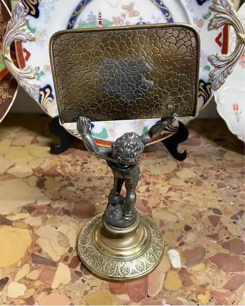 Foto de um(a) Antiga Escultura Porta Carta Bronze E Metal Prateado Wmf, da categoria de Escultura. WMF. Antigo e raro porta carta em metal prateado e dourado, com figura de criança segurando as correspondências. Da renomada... Mostrado de uma perspectiva diferente. Vendido no marketplace Trésors.