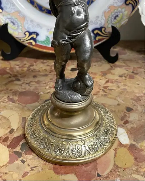 Foto de um(a) Antiga Escultura Porta Carta Bronze E Metal Prateado Wmf, da categoria de Escultura. WMF. Antigo e raro porta carta em metal prateado e dourado, com figura de criança segurando as correspondências. Da renomada... Mostrado de uma perspectiva diferente. Vendido no marketplace Trésors.