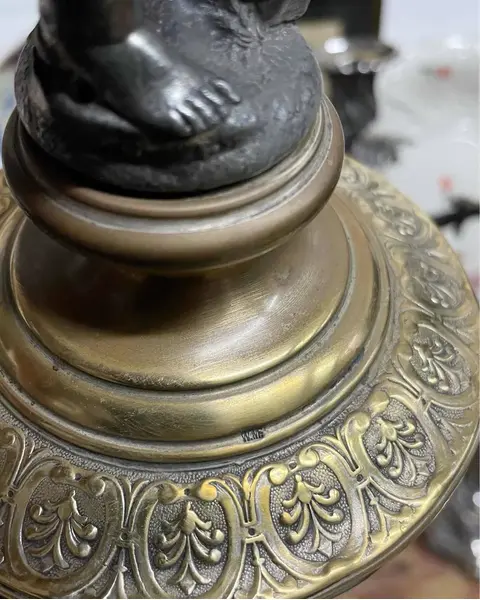 Foto de um(a) Antiga Escultura Porta Carta Bronze E Metal Prateado Wmf, da categoria de Escultura. WMF. Antigo e raro porta carta em metal prateado e dourado, com figura de criança segurando as correspondências. Da renomada... Mostrado de uma perspectiva diferente. Vendido no marketplace Trésors.