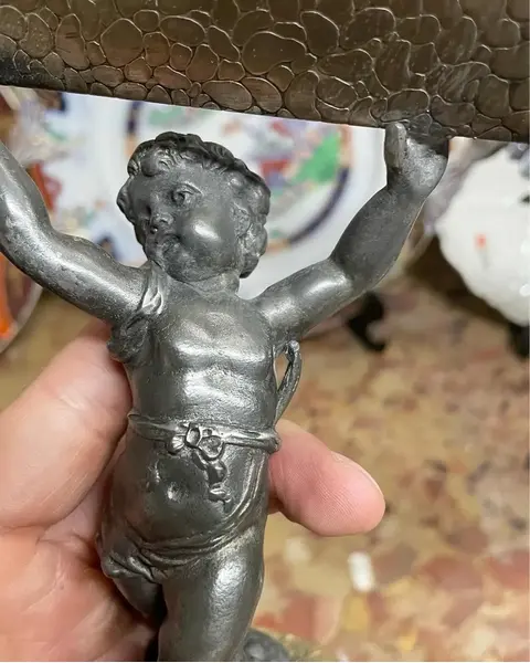 Foto de um(a) Antiga Escultura Porta Carta Bronze E Metal Prateado Wmf, da categoria de Escultura. WMF. Antigo e raro porta carta em metal prateado e dourado, com figura de criança segurando as correspondências. Da renomada... Mostrado de uma perspectiva diferente. Vendido no marketplace Trésors.