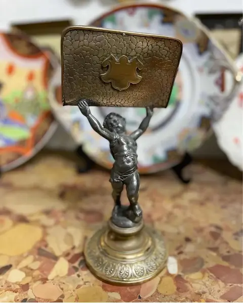 Foto de um(a) Antiga Escultura Porta Carta Bronze E Metal Prateado Wmf, da categoria de Escultura. WMF. Antigo e raro porta carta em metal prateado e dourado, com figura de criança segurando as correspondências. Da renomada... Mostrado de uma perspectiva diferente. Vendido no marketplace Trésors.