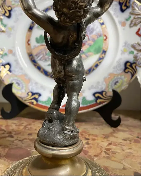 Foto de um(a) Antiga Escultura Porta Carta Bronze E Metal Prateado Wmf, da categoria de Escultura. WMF. Antigo e raro porta carta em metal prateado e dourado, com figura de criança segurando as correspondências. Da renomada... Mostrado de uma perspectiva diferente. Vendido no marketplace Trésors.