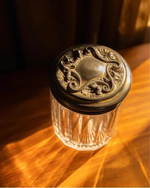 Foto de um(a) Antiga Caixa Bomboniere Baleiro Cristal E Prata Art Nouveau, da categoria de Garrafas, potes e jarros. Antiga e grande caixa decorativa. Além de linda, ela é muito versátil. Pode ser uma bomboniere, biscoiteira, porta algodão,... Mostrado de uma perspectiva diferente. Vendido no marketplace Trésors.