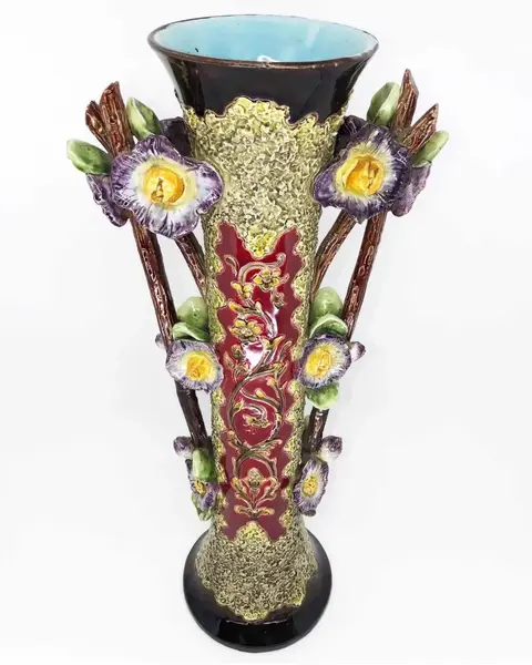 Foto de um(a) Antigo Grande Vaso Ânfora Majólica Francesa Sarreguemines, da categoria de Vasos. Sarreguemines. Antigo e grande vaso/ânfora em majolica francesa, feita à mão, com decoração floral em alto relevo, belíssima... Mostrado de uma perspectiva diferente. Vendido no marketplace Trésors.