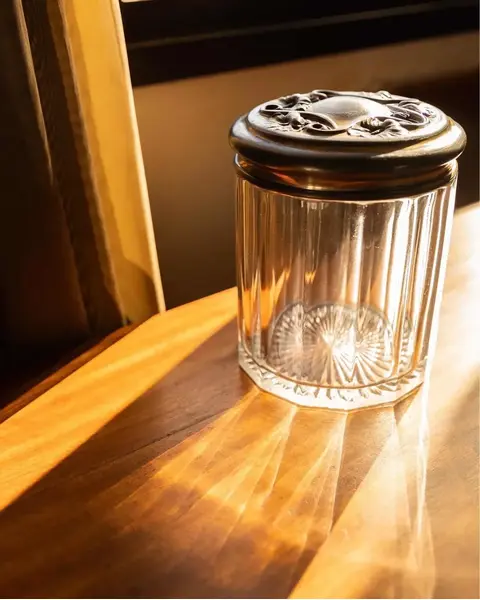 Foto de um(a) Antiga Caixa Bomboniere Baleiro Cristal E Prata Art Nouveau, da categoria de Garrafas, potes e jarros. Antiga e grande caixa decorativa. Além de linda, ela é muito versátil. Pode ser uma bomboniere, biscoiteira, porta algodão,... Mostrado de uma perspectiva diferente. Vendido no marketplace Trésors.
