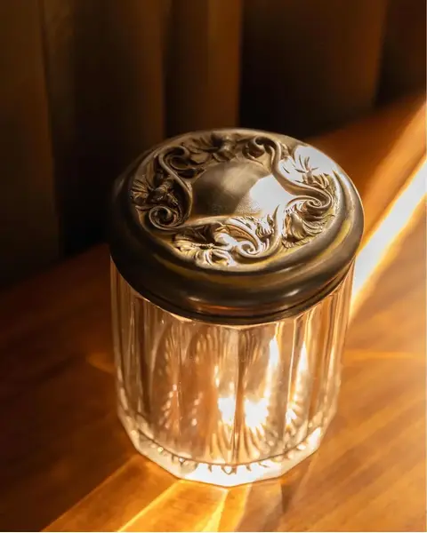 Foto de um(a) Antiga Caixa Bomboniere Baleiro Cristal E Prata Art Nouveau, da categoria de Garrafas, potes e jarros. Antiga e grande caixa decorativa. Além de linda, ela é muito versátil. Pode ser uma bomboniere, biscoiteira, porta algodão,... Mostrado de uma perspectiva diferente. Vendido no marketplace Trésors.
