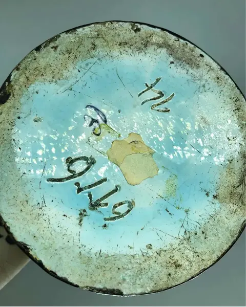 Foto de um(a) Antigo Grande Vaso Ânfora Majólica Francesa Sarreguemines, da categoria de Vasos. Sarreguemines. Antigo e grande vaso/ânfora em majolica francesa, feita à mão, com decoração floral em alto relevo, belíssima... Mostrado de uma perspectiva diferente. Vendido no marketplace Trésors.