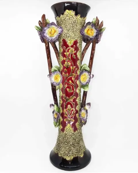 Foto de um(a) Antigo Grande Vaso Ânfora Majólica Francesa Sarreguemines, da categoria de Vasos. Sarreguemines. Antigo e grande vaso/ânfora em majolica francesa, feita à mão, com decoração floral em alto relevo, belíssima... Vendido no marketplace Trésors.