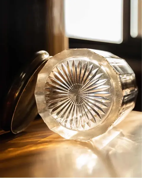 Foto de um(a) Antiga Caixa Bomboniere Baleiro Cristal E Prata Art Nouveau, da categoria de Garrafas, potes e jarros. Antiga e grande caixa decorativa. Além de linda, ela é muito versátil. Pode ser uma bomboniere, biscoiteira, porta algodão,... Mostrado de uma perspectiva diferente. Vendido no marketplace Trésors.