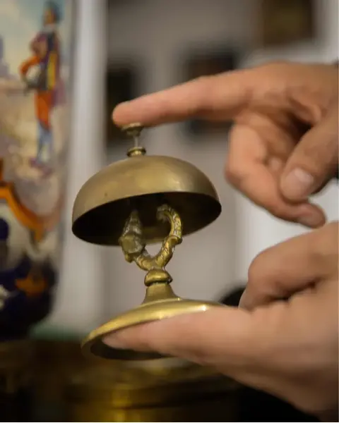 Foto de um(a) Antiga Rara Sineta De Mesa Sino Americano Em Bronze Art Deco, da categoria de Outros colecionáveis. Antiga, original de época. Estados Unidos, década de 60/70. Medindo 13cm. Mostrado de uma perspectiva diferente. Vendido no marketplace Trésors.