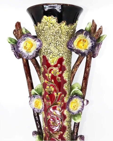 Foto de um(a) Antigo Grande Vaso Ânfora Majólica Francesa Sarreguemines, da categoria de Vasos. Sarreguemines. Antigo e grande vaso/ânfora em majolica francesa, feita à mão, com decoração floral em alto relevo, belíssima... Mostrado de uma perspectiva diferente. Vendido no marketplace Trésors.