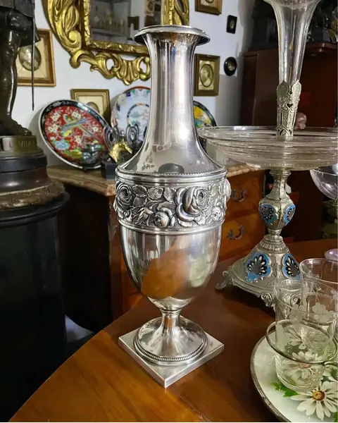 Foto de um(a) Antigo Jarro Vaso Clássico Em Prata Francesa Com Flores, da categoria de Vasos. Antigo e lindo vaso em prata francesa, estilo clássico, trabalho com flores em relevo. Muito imponente e decorativo. Meados... Mostrado de uma perspectiva diferente. Vendido no marketplace Trésors.