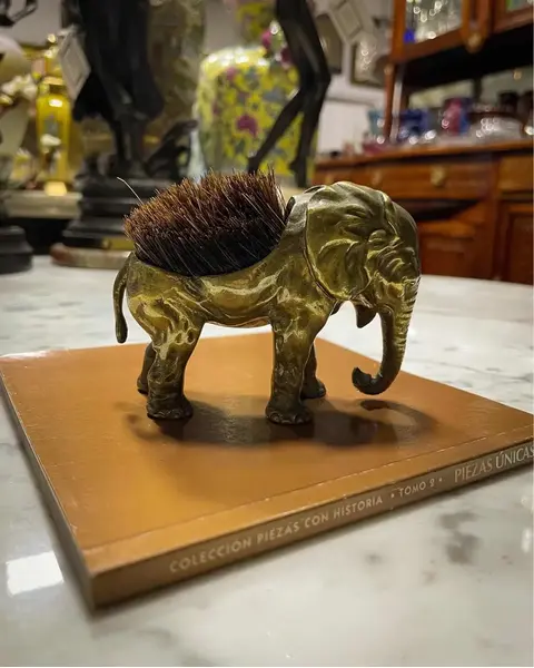 Foto de um(a) Antiga Pequena Escultura Escova Colecionável Elefante Bronze, da categoria de Escultura. Antiga e curiosa escultura de elefante em bronze austríaco. Peça artística, feita à mão e com bastante riqueza de detalhes.... Mostrado de uma perspectiva diferente. Vendido no marketplace Trésors.