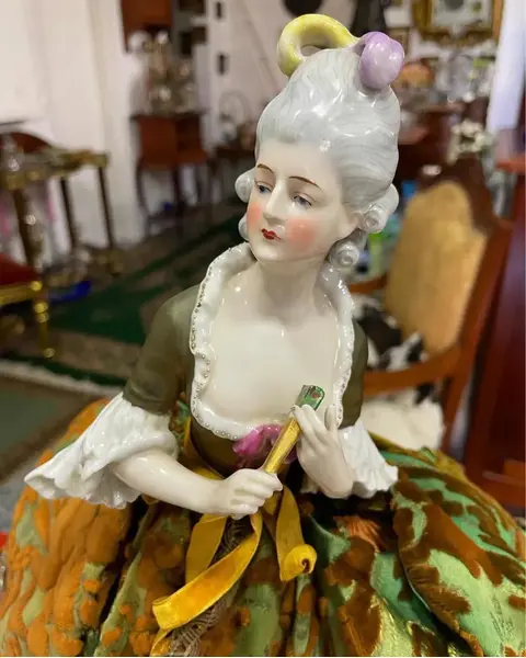 Foto de um(a) Antiga Rara Escultura Dama Mariquita Em Porcelana Alemã, da categoria de Escultura. Antiga e grande mariquita/escultura artística com linda figura feminina em porcelana alemã. Feita e pintada à mão. Peça toda... Mostrado de uma perspectiva diferente. Vendido no marketplace Trésors.