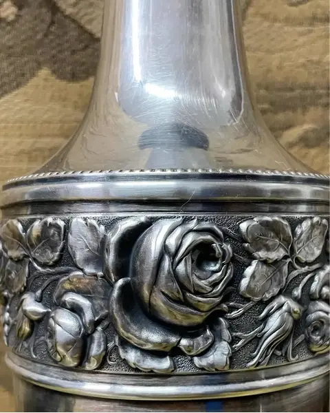 Foto de um(a) Antigo Jarro Vaso Clássico Em Prata Francesa Com Flores, da categoria de Vasos. Antigo e lindo vaso em prata francesa, estilo clássico, trabalho com flores em relevo. Muito imponente e decorativo. Meados... Mostrado de uma perspectiva diferente. Vendido no marketplace Trésors.