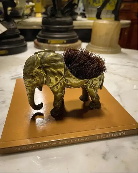 Foto de um(a) Antiga Pequena Escultura Escova Colecionável Elefante Bronze, da categoria de Escultura. Antiga e curiosa escultura de elefante em bronze austríaco. Peça artística, feita à mão e com bastante riqueza de detalhes.... Mostrado de uma perspectiva diferente. Vendido no marketplace Trésors.