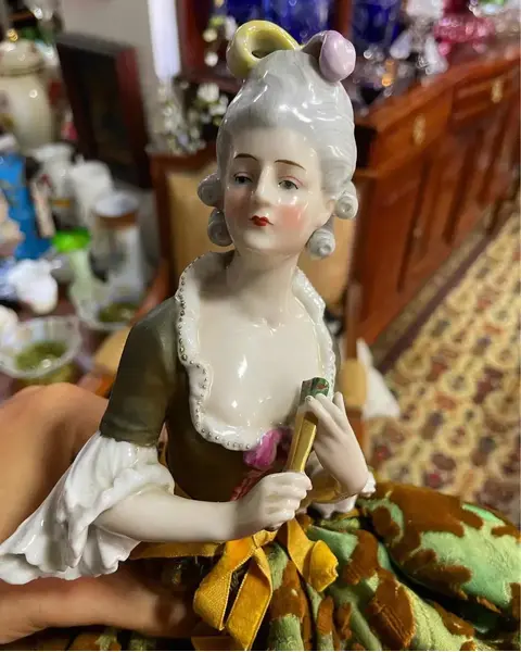 Foto de um(a) Antiga Rara Escultura Dama Mariquita Em Porcelana Alemã, da categoria de Escultura. Antiga e grande mariquita/escultura artística com linda figura feminina em porcelana alemã. Feita e pintada à mão. Peça toda... Mostrado de uma perspectiva diferente. Vendido no marketplace Trésors.