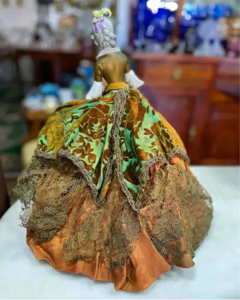 Foto de um(a) Antiga Rara Escultura Dama Mariquita Em Porcelana Alemã, da categoria de Escultura. Antiga e grande mariquita/escultura artística com linda figura feminina em porcelana alemã. Feita e pintada à mão. Peça toda... Mostrado de uma perspectiva diferente. Vendido no marketplace Trésors.