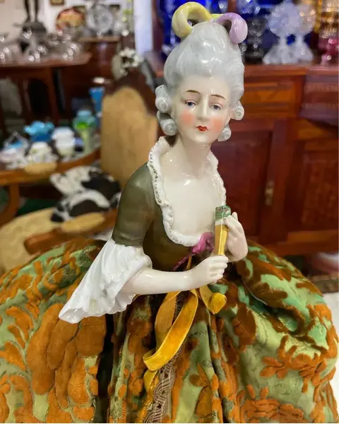 Foto de um(a) Antiga Rara Escultura Dama Mariquita Em Porcelana Alemã, da categoria de Escultura. Antiga e grande mariquita/escultura artística com linda figura feminina em porcelana alemã. Feita e pintada à mão. Peça toda... Mostrado de uma perspectiva diferente. Vendido no marketplace Trésors.