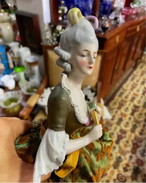 Foto de um(a) Antiga Rara Escultura Dama Mariquita Em Porcelana Alemã, da categoria de Escultura. Antiga e grande mariquita/escultura artística com linda figura feminina em porcelana alemã. Feita e pintada à mão. Peça toda... Mostrado de uma perspectiva diferente. Vendido no marketplace Trésors.
