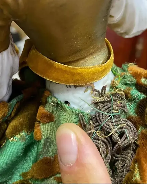 Foto de um(a) Antiga Rara Escultura Dama Mariquita Em Porcelana Alemã, da categoria de Escultura. Antiga e grande mariquita/escultura artística com linda figura feminina em porcelana alemã. Feita e pintada à mão. Peça toda... Mostrado de uma perspectiva diferente. Vendido no marketplace Trésors.