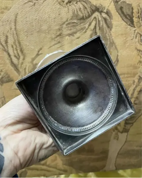 Foto de um(a) Antigo Jarro Vaso Clássico Em Prata Francesa Com Flores, da categoria de Vasos. Antigo e lindo vaso em prata francesa, estilo clássico, trabalho com flores em relevo. Muito imponente e decorativo. Meados... Mostrado de uma perspectiva diferente. Vendido no marketplace Trésors.