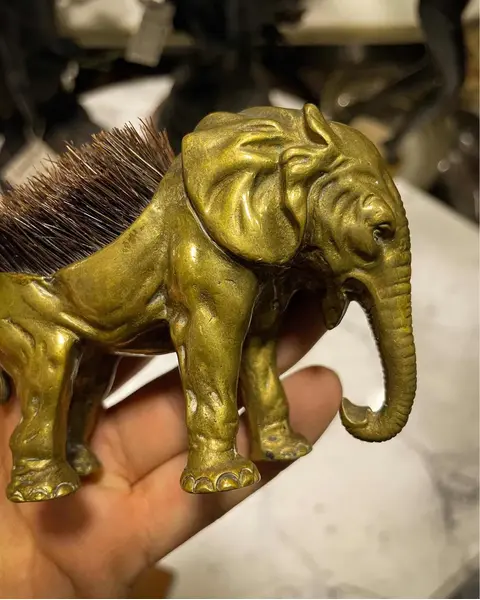 Foto de um(a) Antiga Pequena Escultura Escova Colecionável Elefante Bronze, da categoria de Escultura. Antiga e curiosa escultura de elefante em bronze austríaco. Peça artística, feita à mão e com bastante riqueza de detalhes.... Mostrado de uma perspectiva diferente. Vendido no marketplace Trésors.
