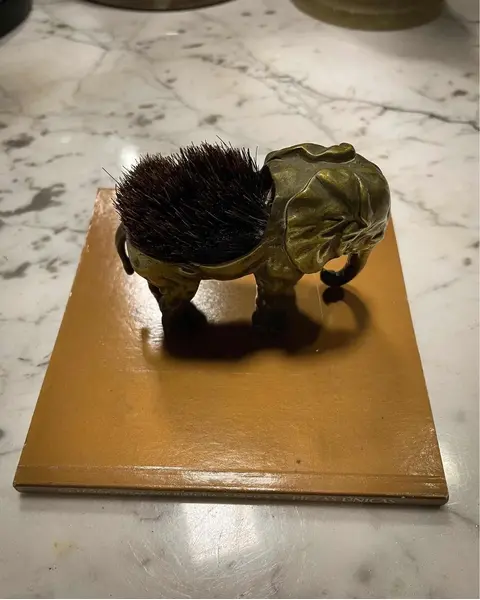 Foto de um(a) Antiga Pequena Escultura Escova Colecionável Elefante Bronze, da categoria de Escultura. Antiga e curiosa escultura de elefante em bronze austríaco. Peça artística, feita à mão e com bastante riqueza de detalhes.... Mostrado de uma perspectiva diferente. Vendido no marketplace Trésors.