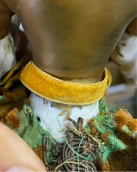 Foto de um(a) Antiga Rara Escultura Dama Mariquita Em Porcelana Alemã, da categoria de Escultura. Antiga e grande mariquita/escultura artística com linda figura feminina em porcelana alemã. Feita e pintada à mão. Peça toda... Mostrado de uma perspectiva diferente. Vendido no marketplace Trésors.