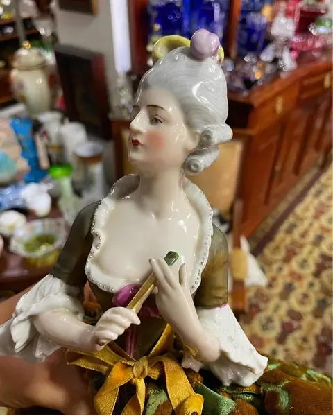 Foto de um(a) Antiga Rara Escultura Dama Mariquita Em Porcelana Alemã, da categoria de Escultura. Antiga e grande mariquita/escultura artística com linda figura feminina em porcelana alemã. Feita e pintada à mão. Peça toda... Mostrado de uma perspectiva diferente. Vendido no marketplace Trésors.