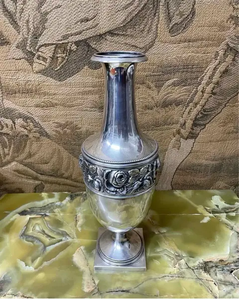 Foto de um(a) Antigo Jarro Vaso Clássico Em Prata Francesa Com Flores, da categoria de Vasos. Antigo e lindo vaso em prata francesa, estilo clássico, trabalho com flores em relevo. Muito imponente e decorativo. Meados... Mostrado de uma perspectiva diferente. Vendido no marketplace Trésors.