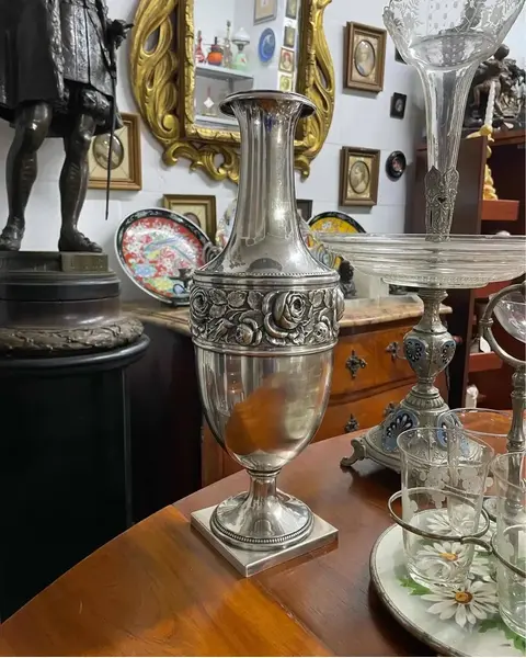 Foto de um(a) Antigo Jarro Vaso Clássico Em Prata Francesa Com Flores, da categoria de Vasos. Antigo e lindo vaso em prata francesa, estilo clássico, trabalho com flores em relevo. Muito imponente e decorativo. Meados... Mostrado de uma perspectiva diferente. Vendido no marketplace Trésors.