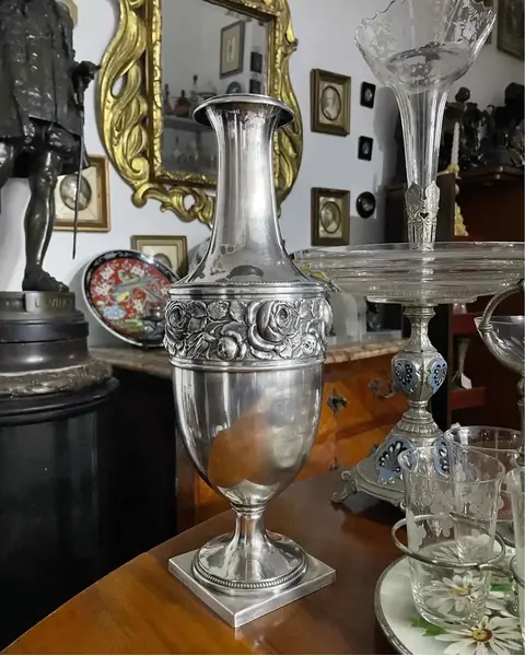 Foto de um(a) Antigo Jarro Vaso Clássico Em Prata Francesa Com Flores, da categoria de Vasos. Antigo e lindo vaso em prata francesa, estilo clássico, trabalho com flores em relevo. Muito imponente e decorativo. Meados... Mostrado de uma perspectiva diferente. Vendido no marketplace Trésors.