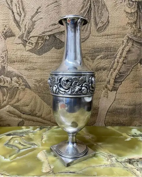 Foto de um(a) Antigo Jarro Vaso Clássico Em Prata Francesa Com Flores, da categoria de Vasos. Antigo e lindo vaso em prata francesa, estilo clássico, trabalho com flores em relevo. Muito imponente e decorativo. Meados... Mostrado de uma perspectiva diferente. Vendido no marketplace Trésors.