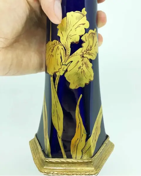 Foto de um(a) Antigo Abajur Luminária Em Porcelana Francesa Sèvres Cobalto, da categoria de Abajures. Antigo e lindo abajur em porcelana francesa, manufatura de Sèvres, com decoração floral pintada à mão com ouro, armação em... Mostrado de uma perspectiva diferente. Vendido no marketplace Trésors.