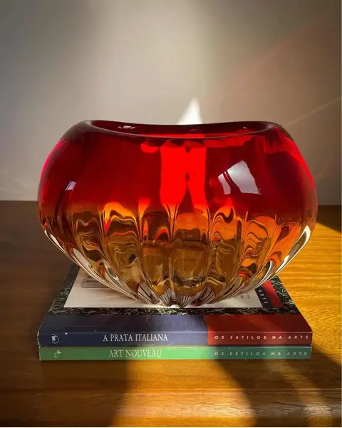 Foto de um(a) Antigo Bowl Decorativo Vaso Em Murano Italiano Art Deco, da categoria de Vasos e recipientes. ~ Fire Glass ~Antigo vaso/bowl decorativo em cristal de Murano Italiano soufflé gomado. Peça artística, feita à mão. Lindas... Mostrado de uma perspectiva diferente. Vendido no marketplace Trésors.