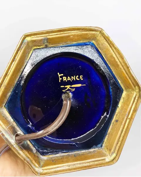 Foto de um(a) Antigo Abajur Luminária Em Porcelana Francesa Sèvres Cobalto, da categoria de Abajures. Antigo e lindo abajur em porcelana francesa, manufatura de Sèvres, com decoração floral pintada à mão com ouro, armação em... Mostrado de uma perspectiva diferente. Vendido no marketplace Trésors.