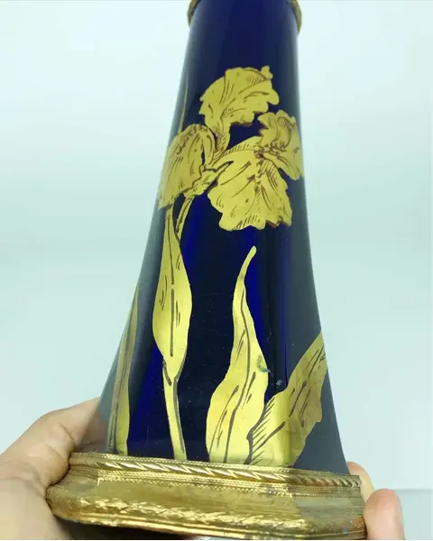 Foto de um(a) Antigo Abajur Luminária Em Porcelana Francesa Sèvres Cobalto, da categoria de Abajures. Antigo e lindo abajur em porcelana francesa, manufatura de Sèvres, com decoração floral pintada à mão com ouro, armação em... Mostrado de uma perspectiva diferente. Vendido no marketplace Trésors.