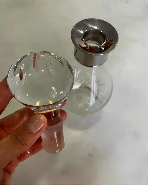 Foto de um(a) Antiga Garrafa Licoreira Em Cristal Tcheco Com Bocal Prata, da categoria de Garrafas. Antiga e linda garrafa licoreira em cristal Tcheco lapidado à mão, com bocal em prata. Período Art Deco. Meados do século... Mostrado de uma perspectiva diferente. Vendido no marketplace Trésors.