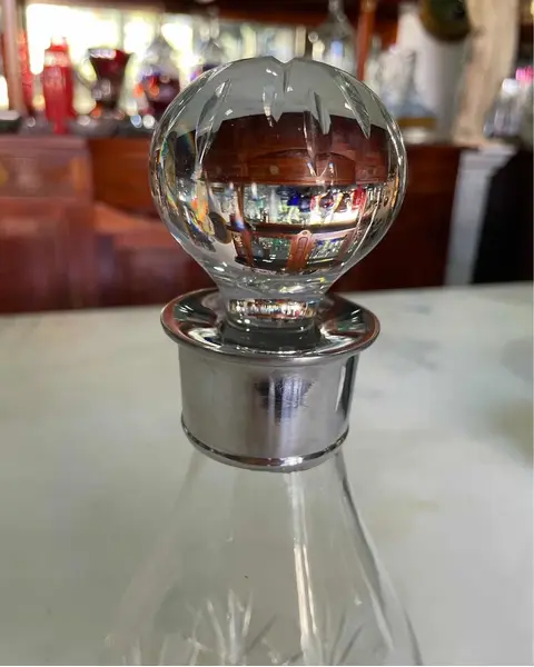 Foto de um(a) Antiga Garrafa Licoreira Em Cristal Tcheco Com Bocal Prata, da categoria de Garrafas. Antiga e linda garrafa licoreira em cristal Tcheco lapidado à mão, com bocal em prata. Período Art Deco. Meados do século... Mostrado de uma perspectiva diferente. Vendido no marketplace Trésors.